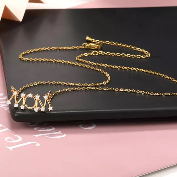 Zircon MOM Letter Necklace - Picture 5 of 5